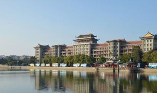 2025 年报考指南 高考分数线与报考指南