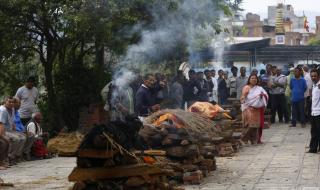 尼泊尔街头焚烧遗体